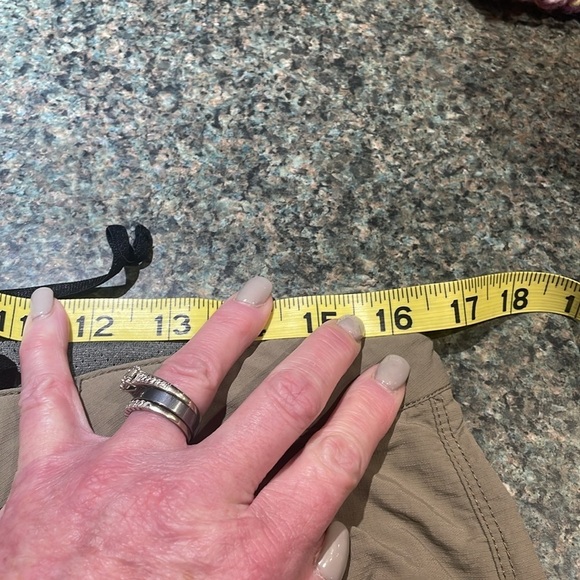 Iceberg Medium convertible pants. Tan. Outdoor. Zip off. Multiple pockets - Picture 13 of 14